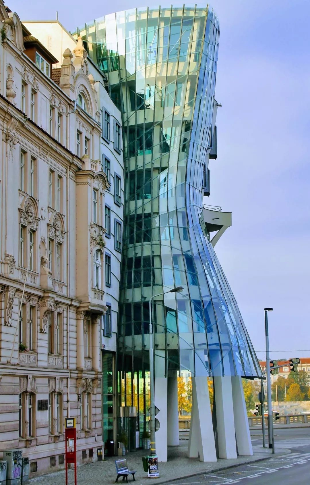 解构主义弗兰克盖里,美国建筑师弗兰克盖里的建筑风格