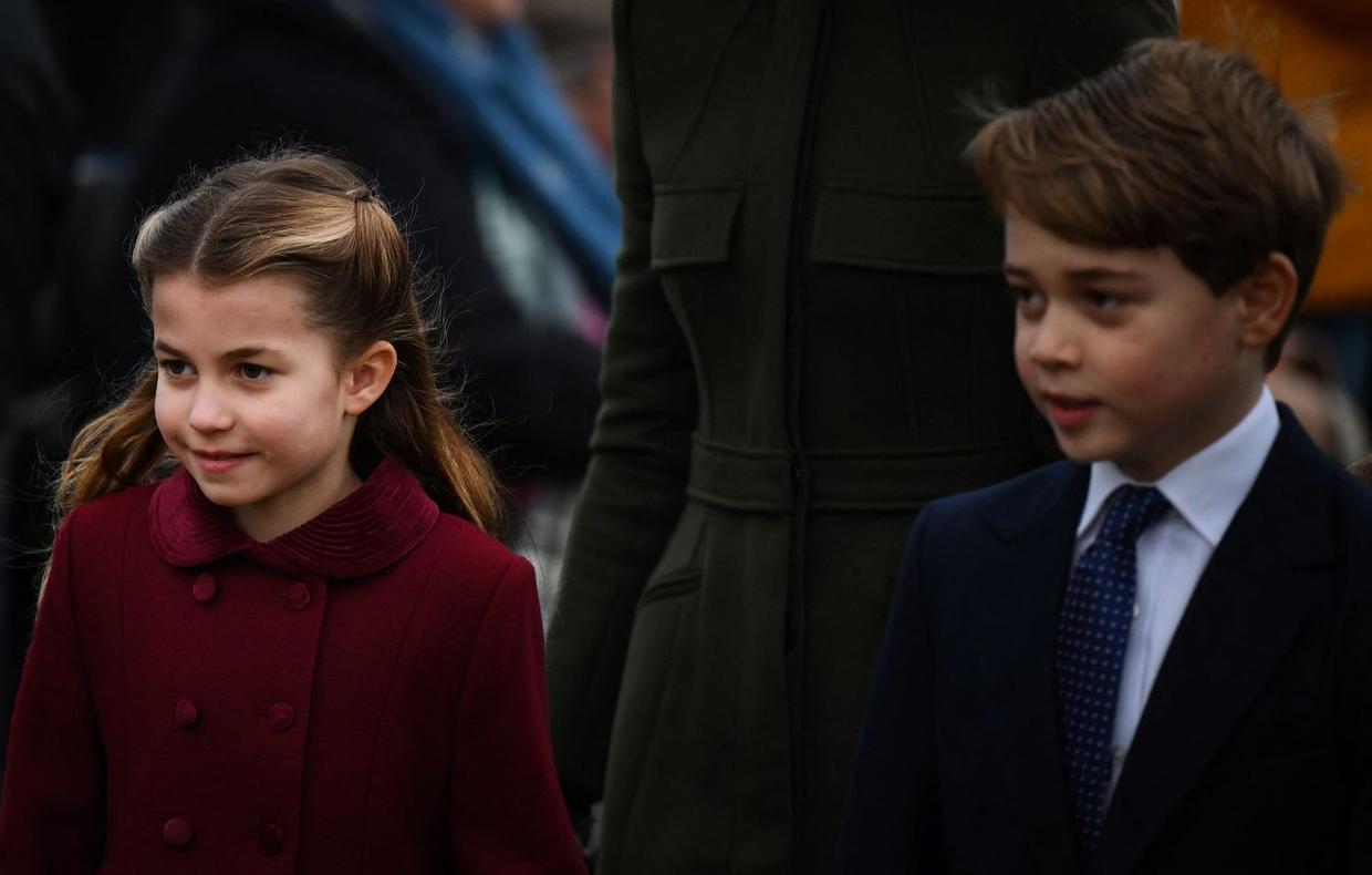 夏洛特公主与哈里王子的亲密接触,哈里王子梅根和小公主夏洛特