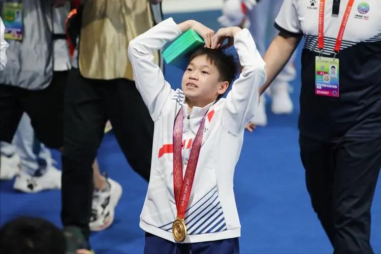 奥运冠军全红婵与他人合影,奥运冠军全红婵简历