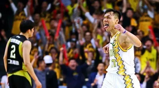 又拿下总冠军！40岁单场25分！真是中国第一摇摆人