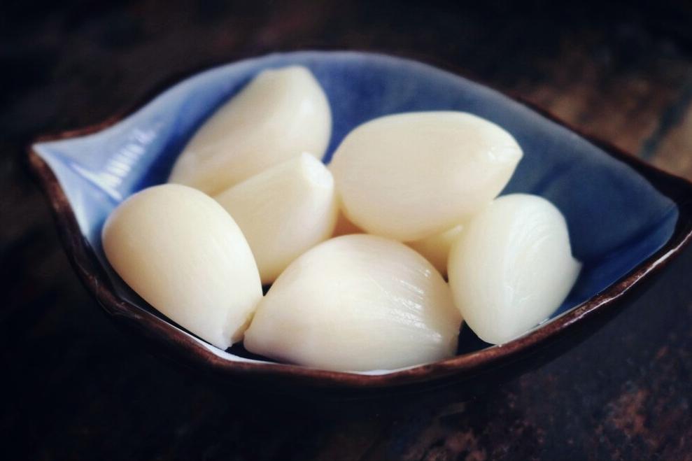 新蒜下来了,教你在家腌糖蒜,谨记1个窍门,糖蒜不辛辣更爽脆