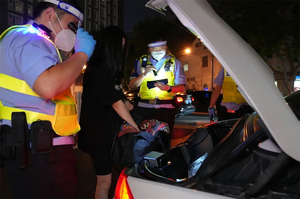 【夏季治安打击整治“百日行动”】上海黄浦：警灯闪烁，夏夜守护