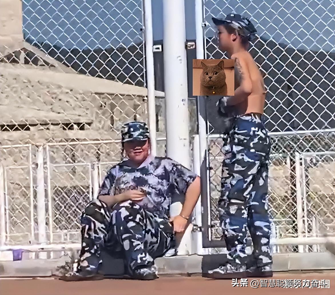 广东某大学一女生因军训太热，脱到只剩内衣，被*拍偷**之后引热议