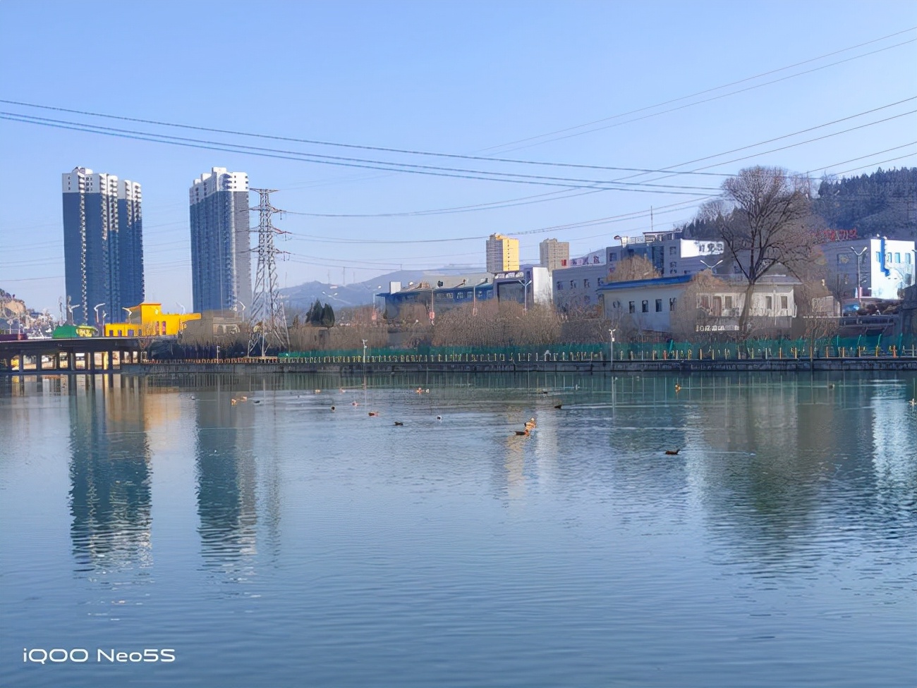 iqooneo5和iqooneo5s哪个好,iqooneo5s黑色上手体验