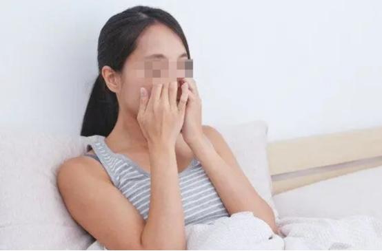 女子趁丈夫睡觉时，在隔壁房间偷情，被发现后和*夫情**将丈夫毒害