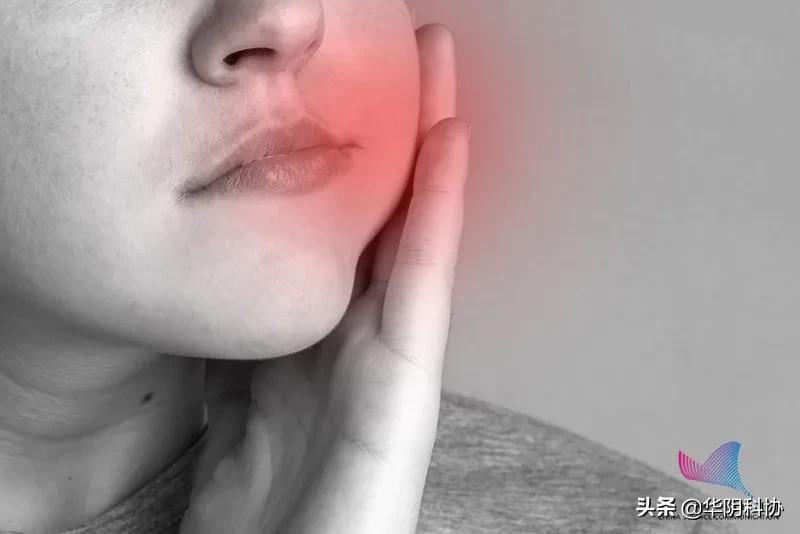 长期咬腮帮子造成溃疡或引发癌变,吃饭老咬腮帮子是馋肉了吗