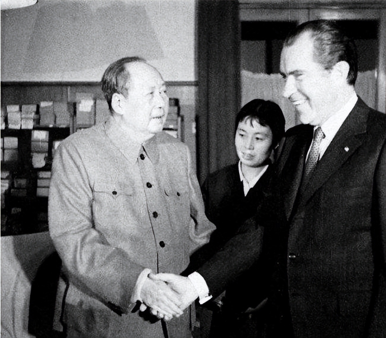 新中国为什么“亲苏反美”？