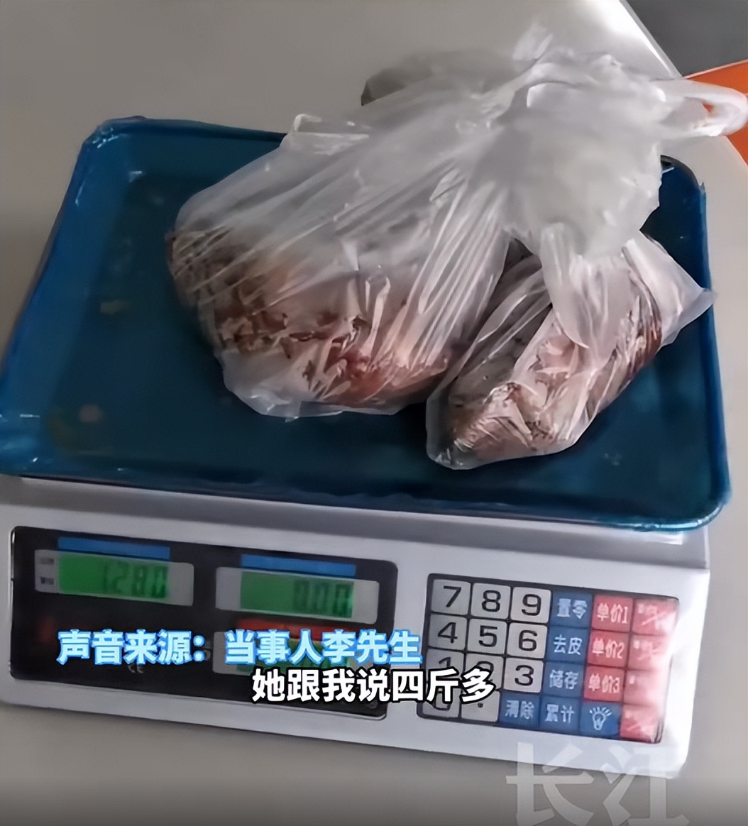 男子买四个烤红薯，摊贩大妈说4斤重收35元，回家一过秤只有2.5斤