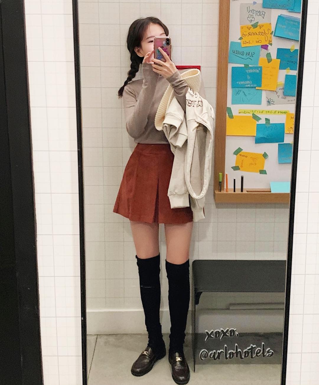 绿色大衣里面穿什么内搭最好,黑色大衣里面怎么穿内搭男