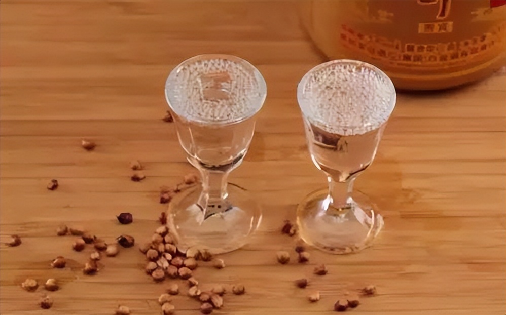 冬日白酒怎么喝?专家建议:白酒温着喝,掌握技巧是关键