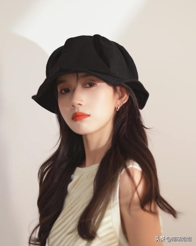 显脸小的帽子戴法,为什么有人戴帽子显脸大