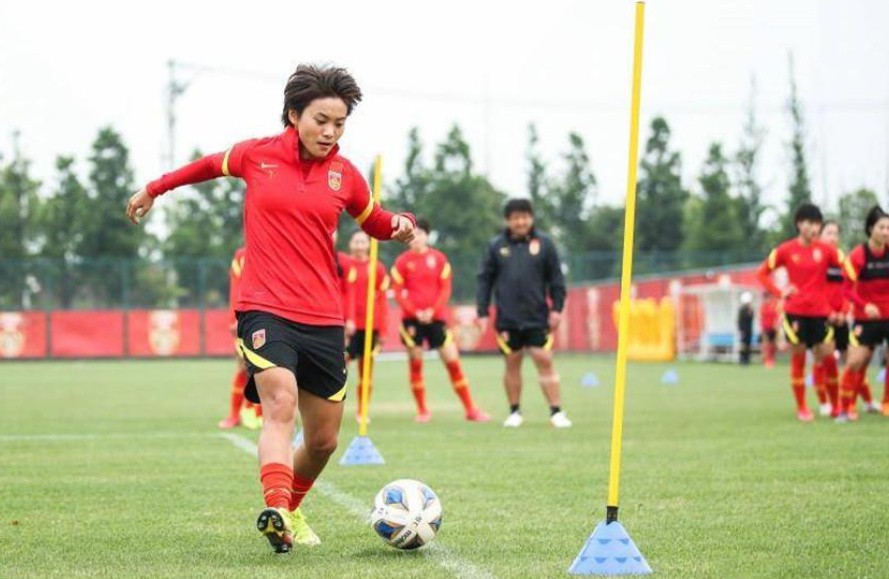 王霜踢球有多难,王霜几岁开始踢球