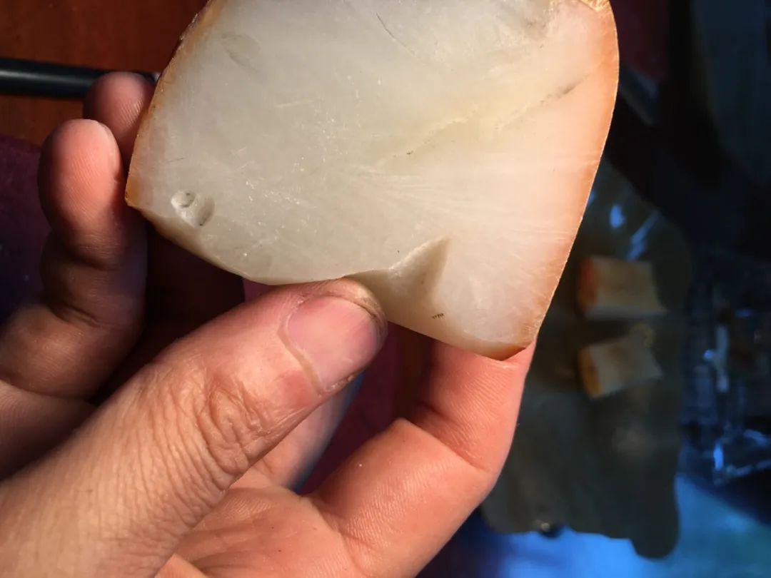 和田玉容易摔出裂纹吗,和田玉籽料有裂正常吗