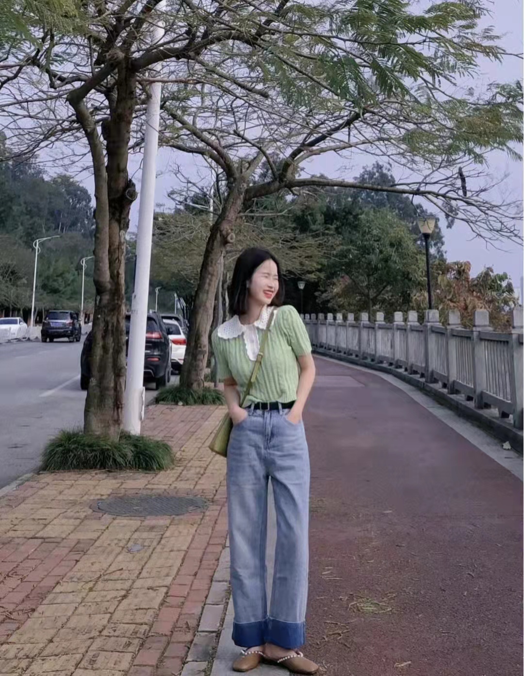 黄色短款短袖搭配什么下身好看,宽松短袖搭配什么下身好看