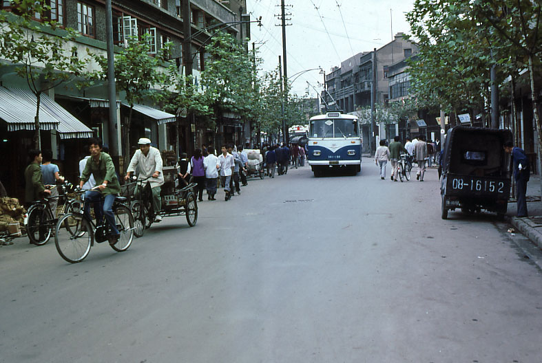 八十年代的上海老照片,踩在东海沿岸闪耀着无与伦比的繁荣骄傲