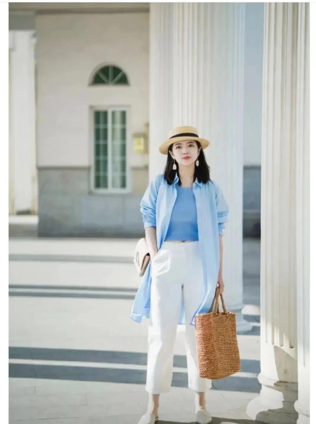 白t恤搭浅蓝色破洞裤子,咖啡色裤子可以搭浅蓝色t恤