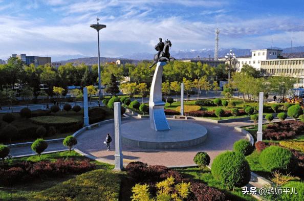 最美嘉峪关城市雕塑都在这里,嘉峪关景区拍照互动性雕塑