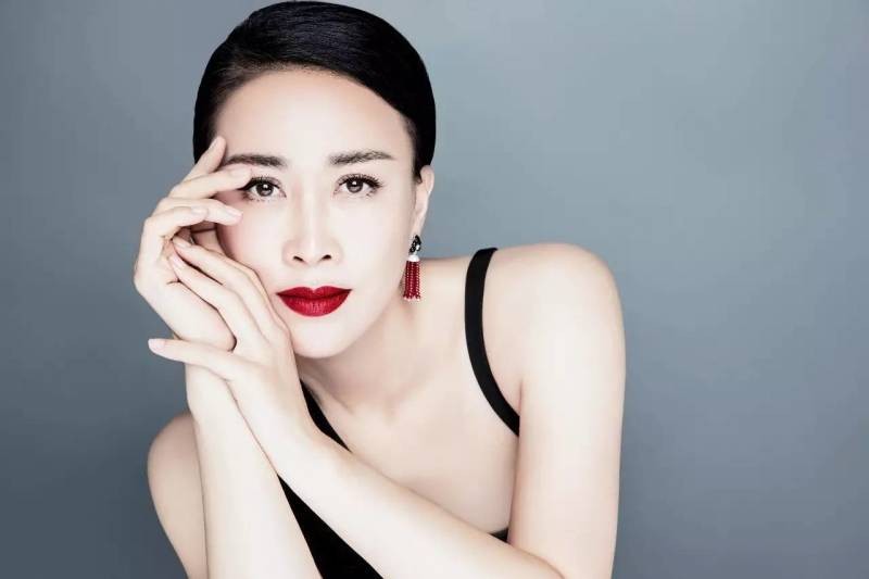 父亲和溥仪合照，又是正经的“皇亲国戚”，那英到底是何身份？