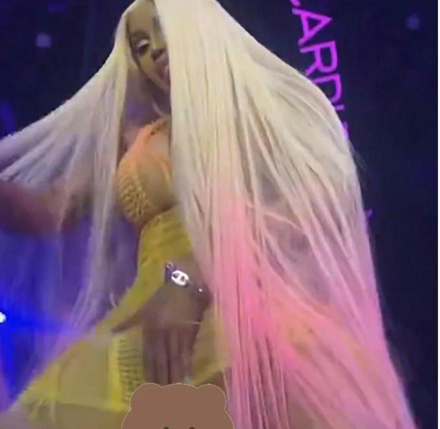 美国女星CardiB惹争议！演唱会上不穿*裤内**，与歌迷互动秀卫生棉条