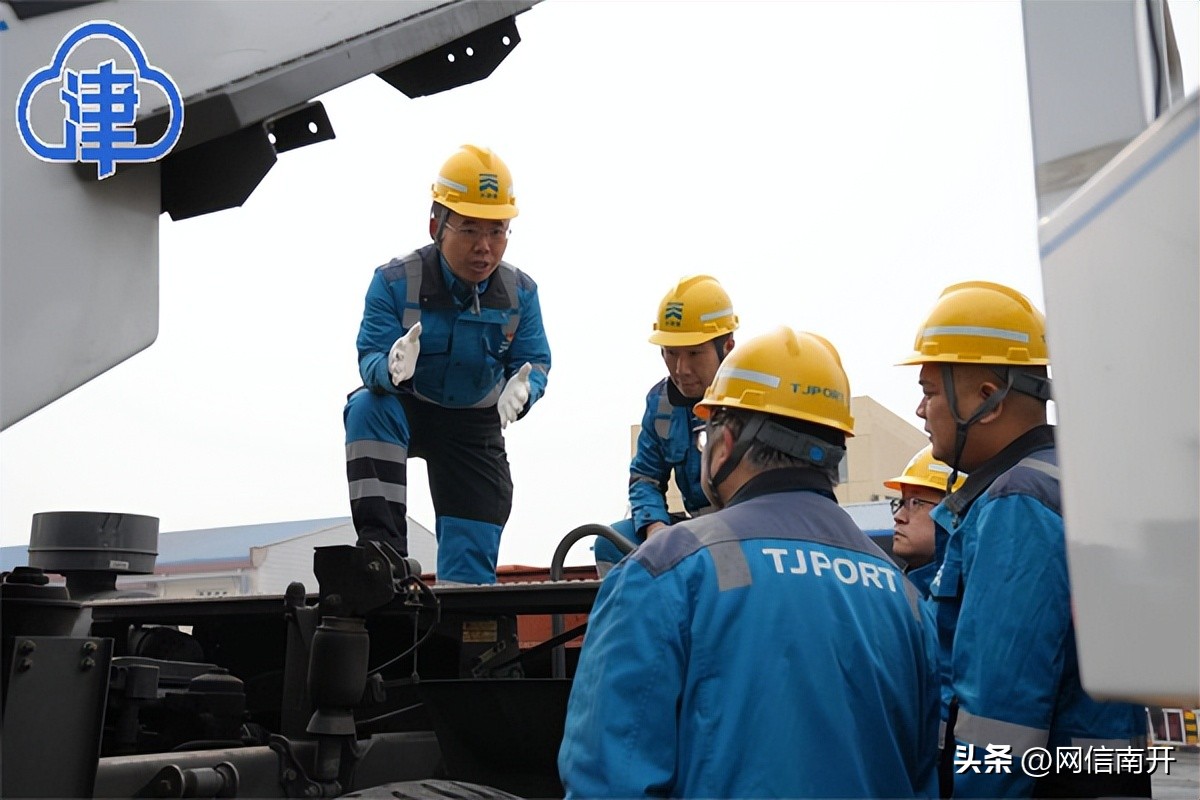 学最好的技术、当最好的司机，他是天津港的“拖车王”！