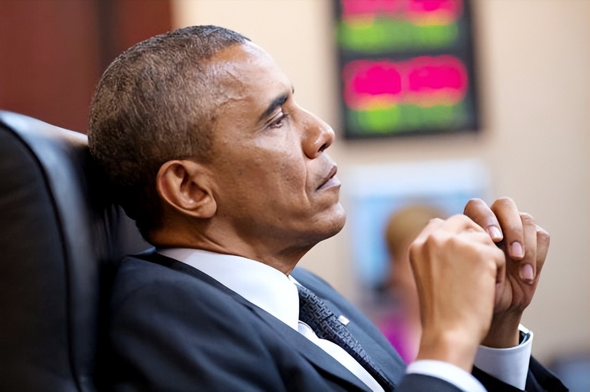 奥巴马第一次回非洲老家：帮祖母扛大米，和兄弟坐在田里喝酒