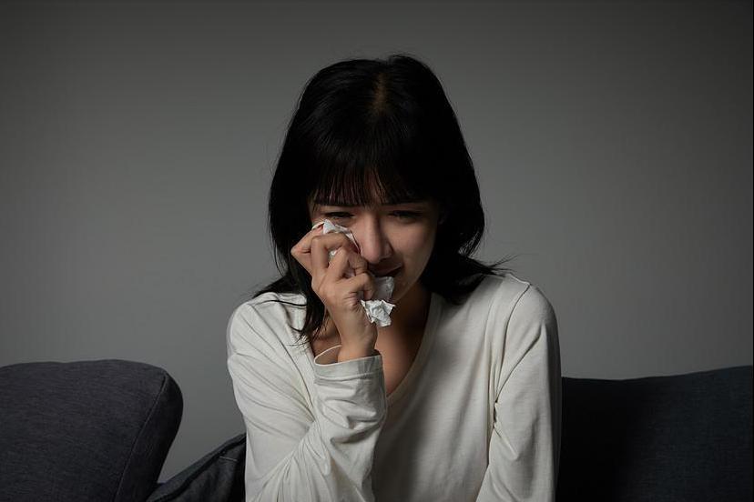 13岁女孩被班主任性侵后，因一本侦探小说，找到“自救”之路