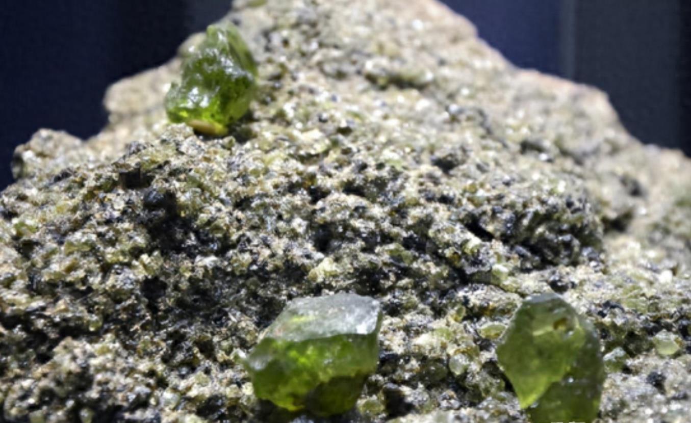 移居十年，捡到600多块河橄榄石，专家建议上交