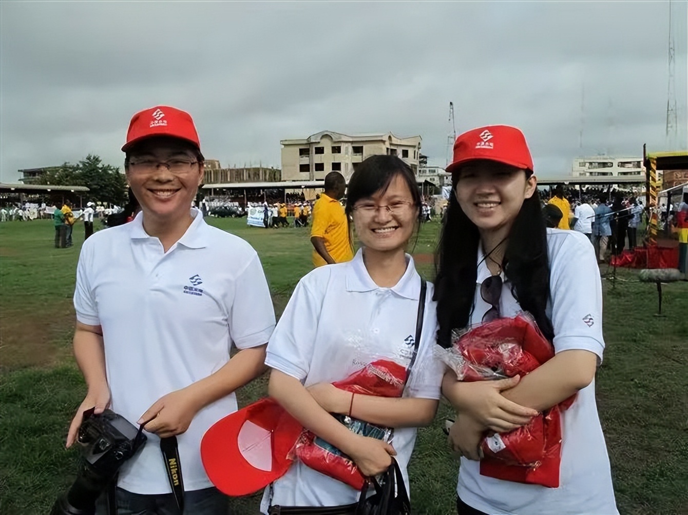 和留学生办公司、探访当地酋长…看中国女孩在非洲援建电站的奇妙之旅