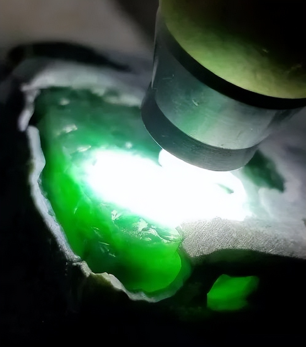 收藏级帕敢翡翠冰糯种,缅甸翡翠冰底飘绿