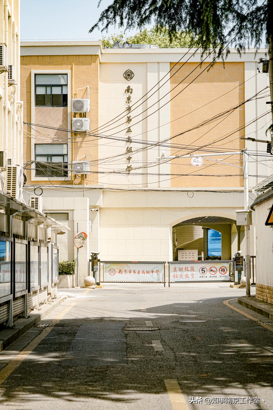 南京省中医门外，侯家桥道寻常