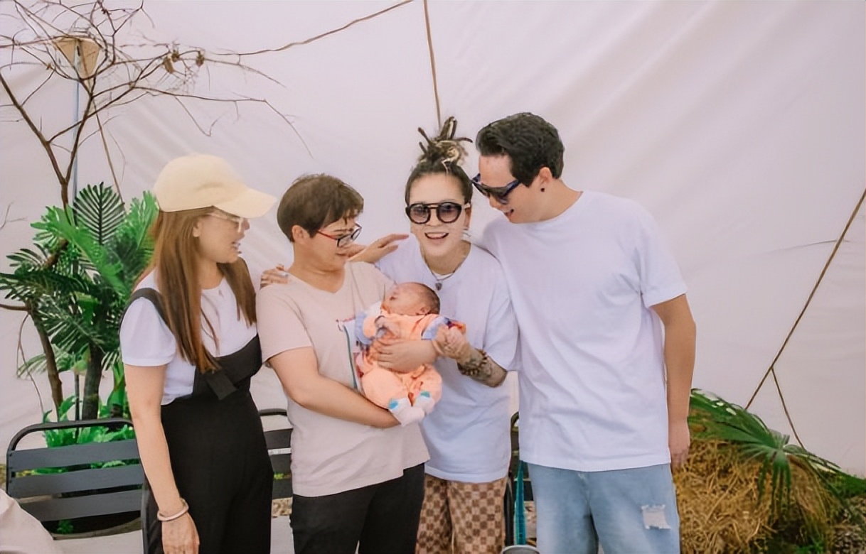 张恒远棺木盖白布土葬，毕夏泪哭干送别亡夫，“孝子”跪一排送终