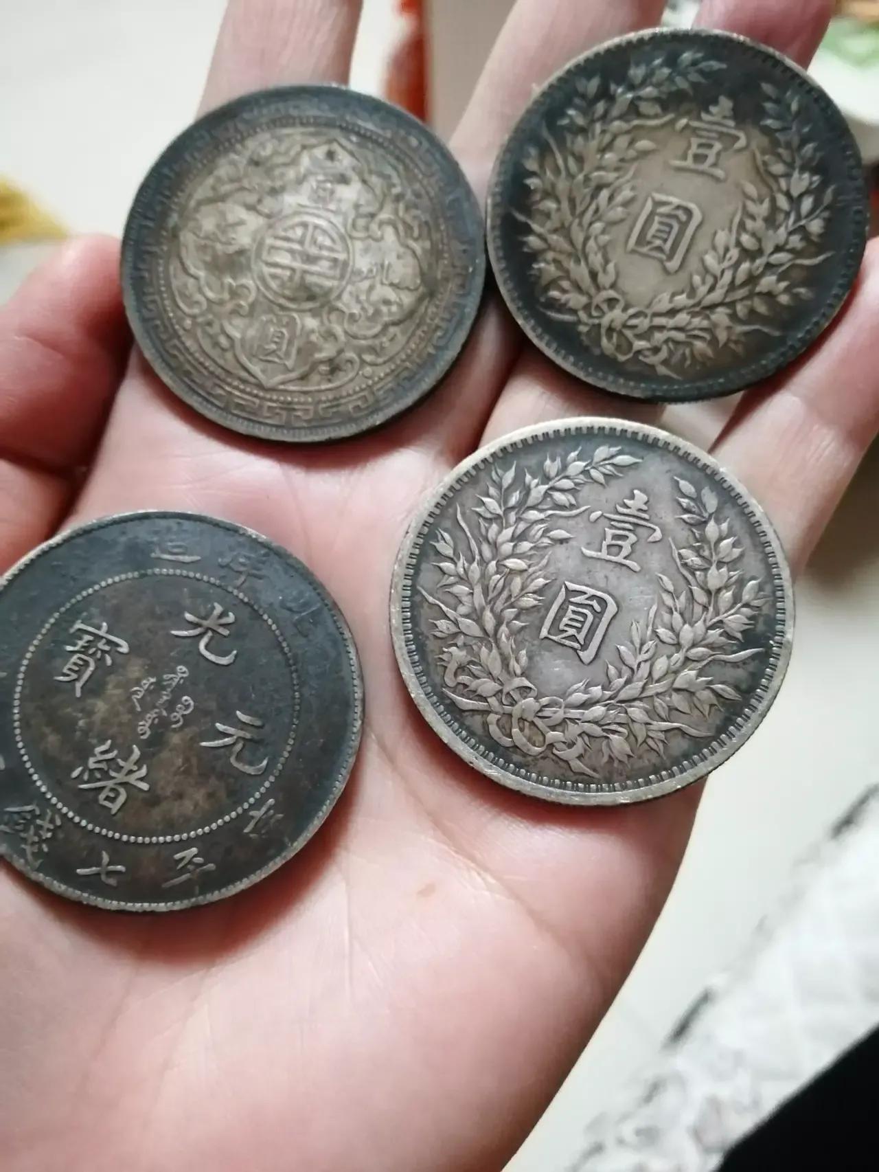 爷爷奶奶给的银元,挖出去世的爷爷藏的银元