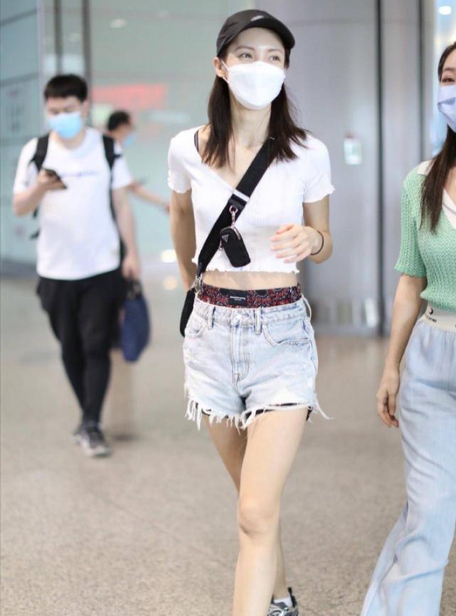 金晨服装穿搭身材,金晨机场绿色露脐装搭碎花裙