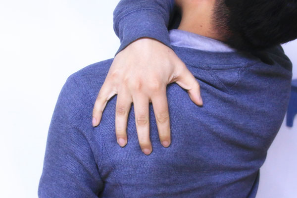 稍微累点就后背疼怎么治疗,累一点就后背疼痛是什么原因