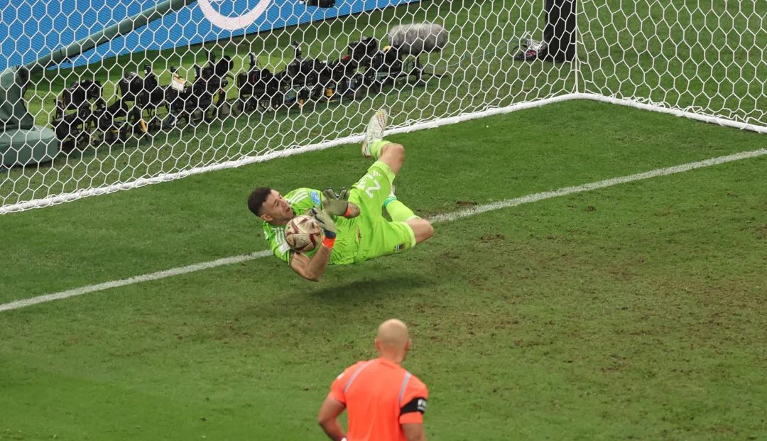 梅西与大力神杯擦肩而过,梅西背后的阿根廷