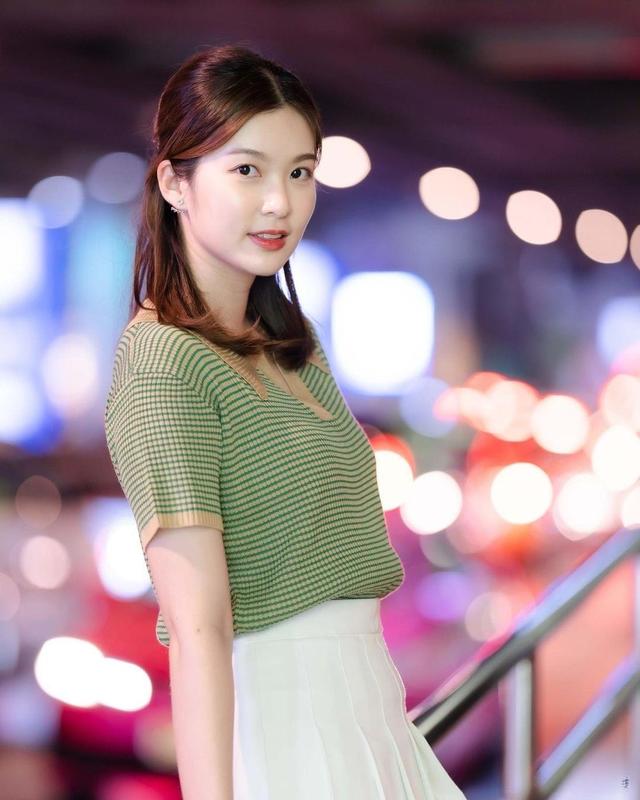 绿色条纹短袖搭配黑色短裙,绿色条纹短袖