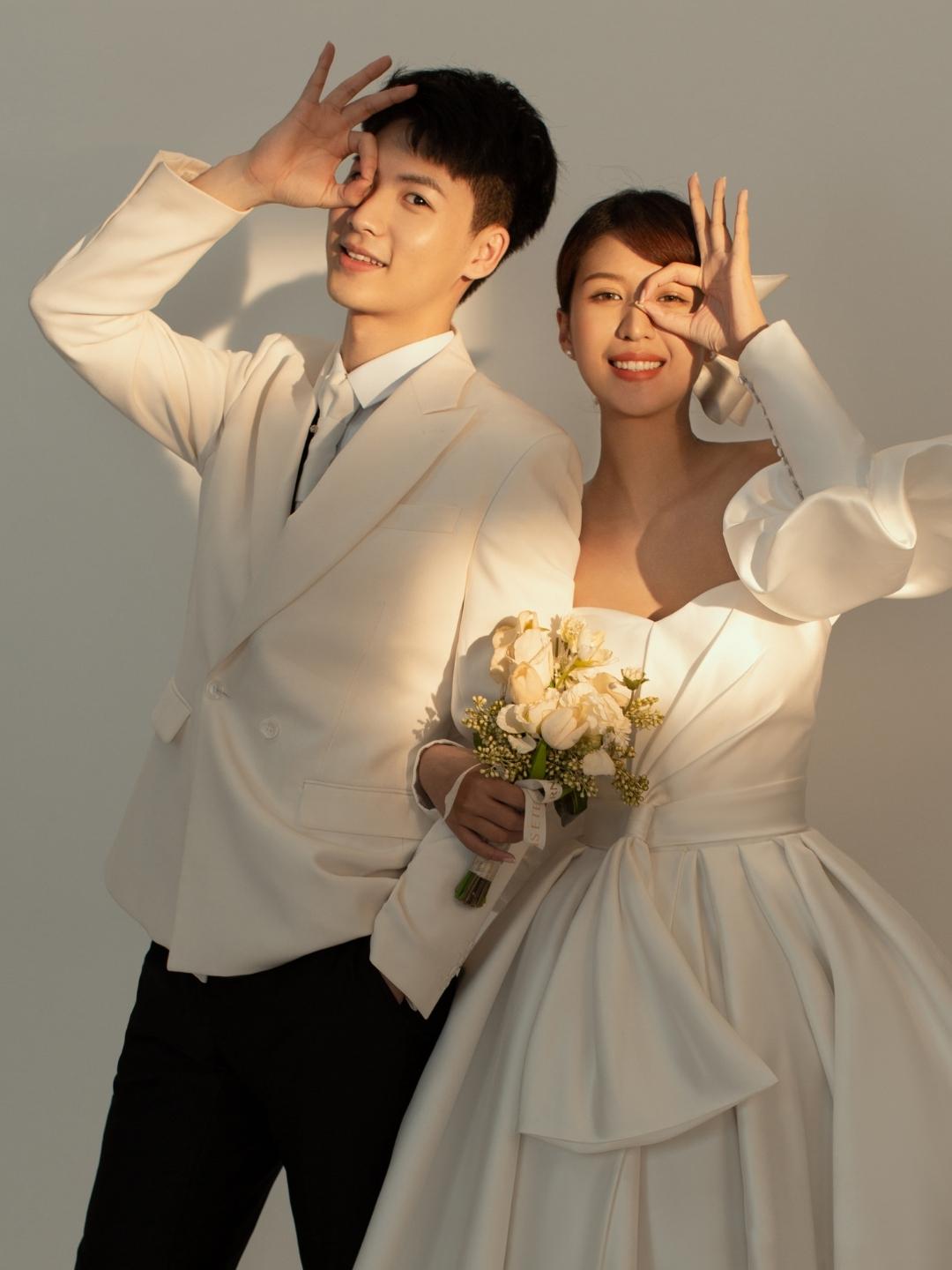 韩式极简光影婚纱照风格特色,一组极简韩式婚纱照