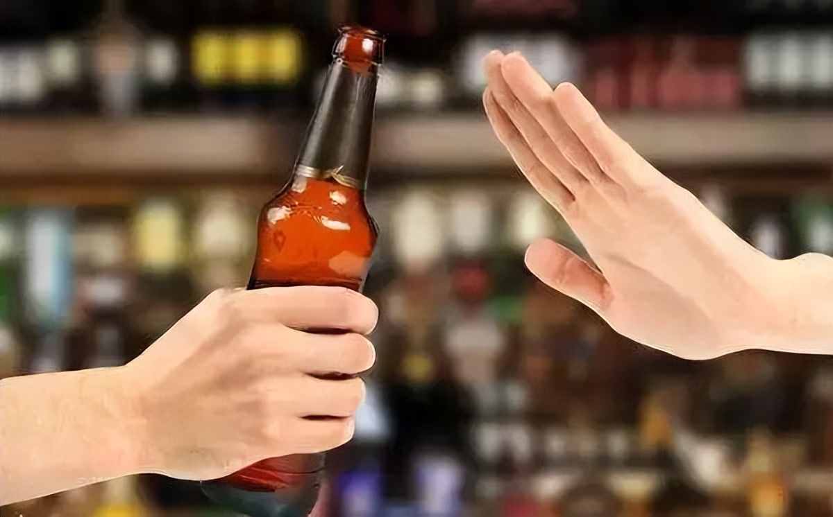 吃晚饭喝点白酒对身体有伤害吗,晚餐喝白酒对身体有什么好处