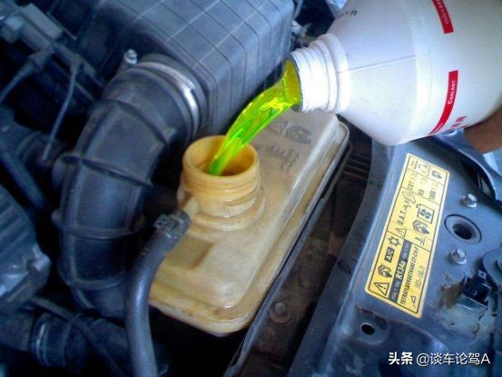 暖风水箱漏防冻液不换会怎么样,防冻液更换不及时导致水箱堵塞