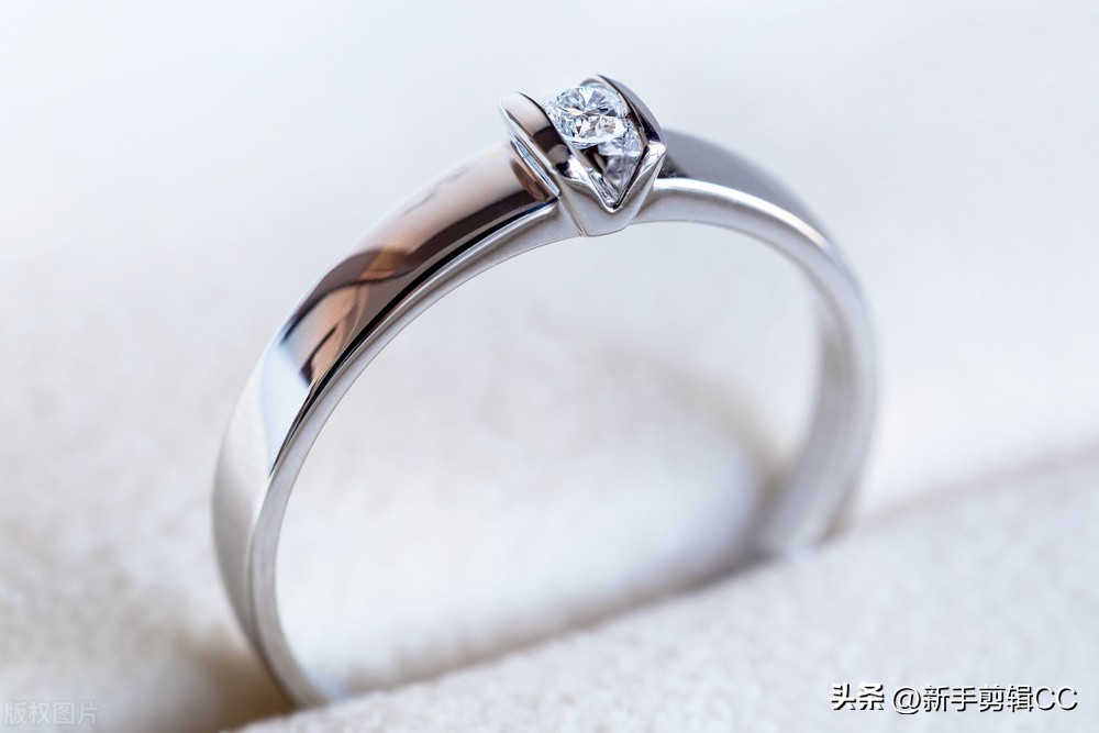 在周大福买到有裂痕的钻戒怎么办,周大福钻戒可以换款补差价吗