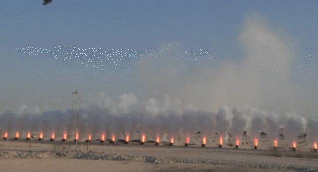 给奶奶“造”了一架天梯,靠*药火**爆炸作画,全球最会“玩火”的人