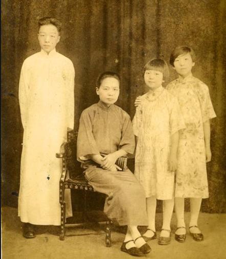 红色爱情：娶豪门女相伴70年，他去世，她含泪说：他自然归队了