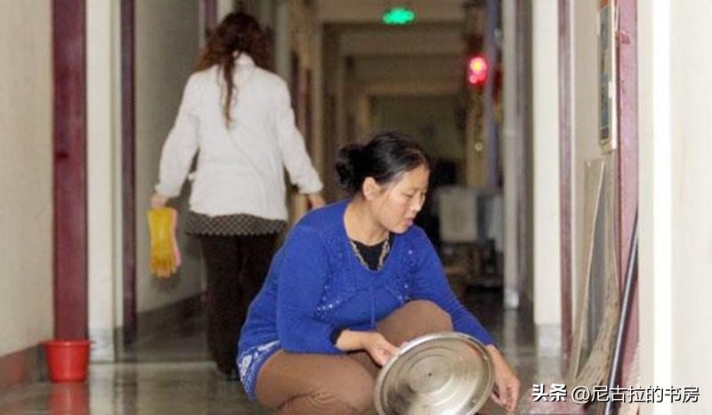 沈阳一小伙在公厕结婚生子，一住就是五年，如今孩子无法上学