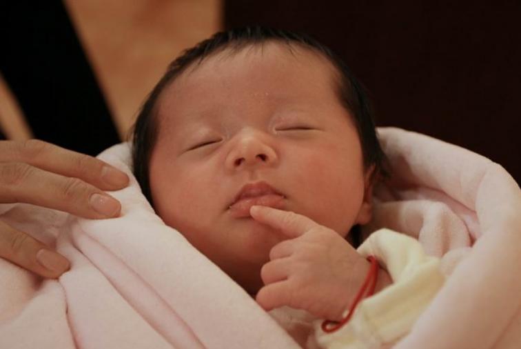 为什么宝宝吃母乳妈妈就肚子疼,婴儿吃母乳饿得快是吗