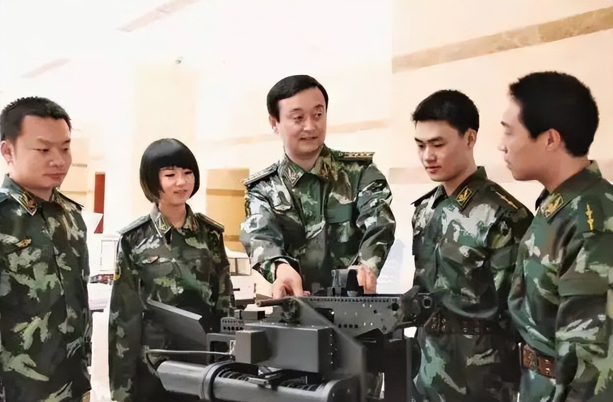 研究生去当兵是军官还是士官,部队副营级属于军官还是士官