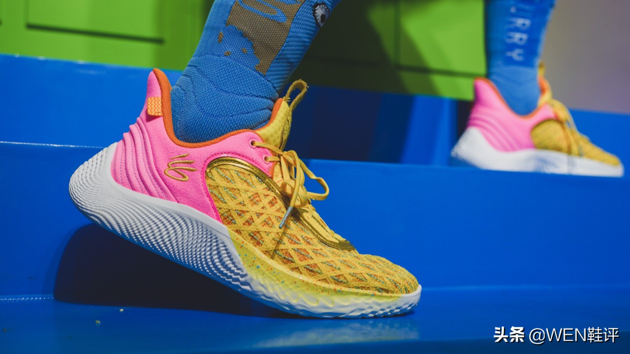 突破强的后卫鞋,库里穿库里9