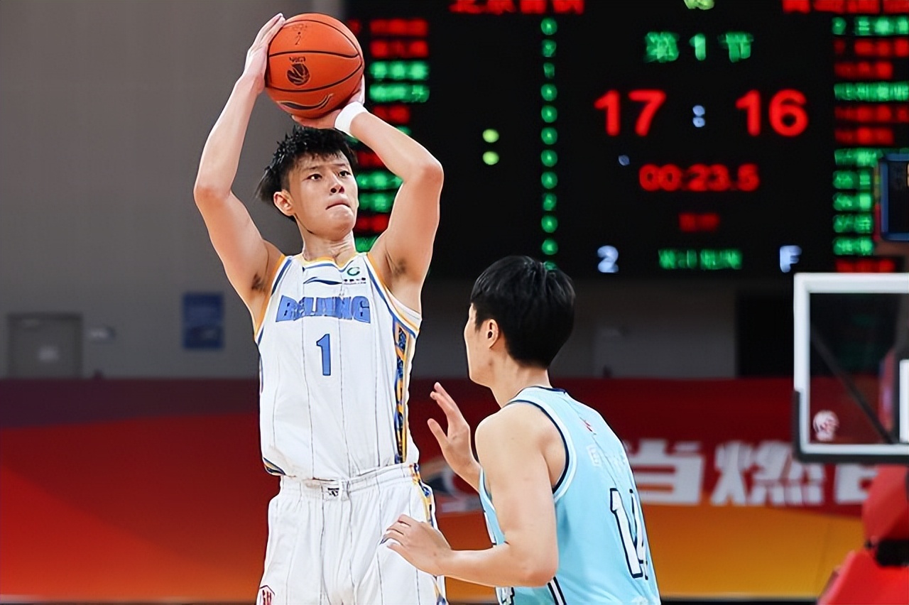 曾凡博cba首秀砍下7分8篮板2盖帽,cba曾凡博十大盖帽