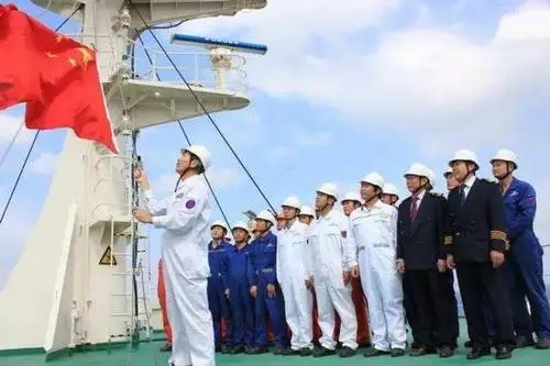 普通海员一月一万多值不值得去,月薪过万的海员在船上一天干什么