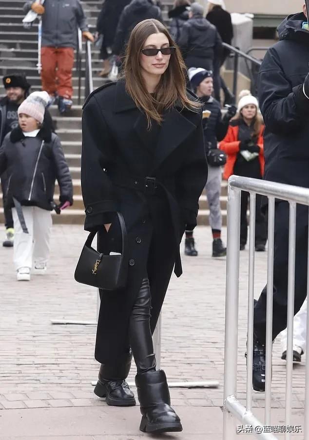 凯莉·詹娜紧身皮裙造型出街,凯莉詹娜巴黎时装周红裙