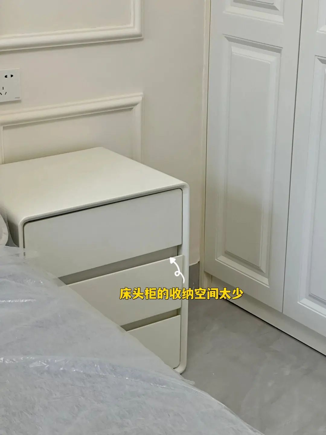 卧室只能放一个床头柜真的不好吗,卧室不放床头柜用什么代替风水